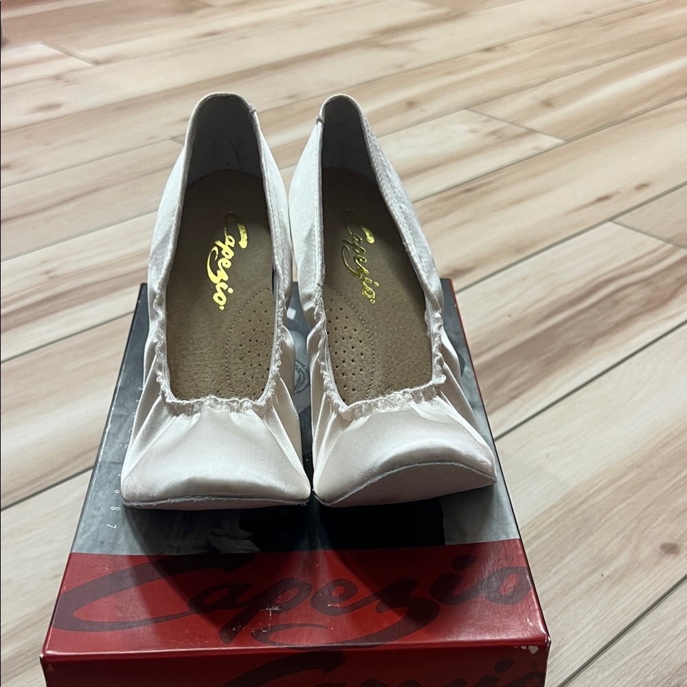 Capezio court shoe white BR04ES 8.5